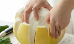 柚子怎么剥皮？柚子肉和柚子皮的功效有哪些？